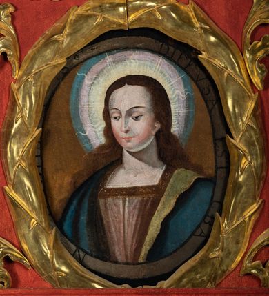 Zdjęcie nr 8: Ołtarz przyścienny o formach architektonicznych, jednoosiowy, jednokondygnacyjny ze zwieńczeniem; ujęty akantowymi uszami. Mensa prostopadłościenna; antepedium malowane w symetryczne motywy roślinno-kwiatowe na jasnobeżowym tle; ujęte złoconą ramą w kształcie leżącego prostokąta o wypukłych krótszych bokach. Nastawa ujęta parą kolumn umieszczonych na wysokich, prostopadłościennych postumentach. Trzony kolumn skręcone, oplecione kwiatowymi girlandami; kapitele kompozytowe, złocone. W polu ołtarza złocona, profilowana rama w kształcie stojącego prostokąta, mieszcząca obraz z przedstawieniem św. Józefa. Kolumny dźwigają pełne belkowanie przełamane na osiach podpór oraz odcinki trójkątnego przyczółka, na których pełnoplastyczne figurki aniołów. W partii fryzu złocony ornament akantowy oraz rozetki. Zwieńczenie w kształcie równoramiennego trapezu o wklęsłych bokach, zamknięte od góry gzymsem wklęsło-wypukłym. W polu owalna, złocona rama w formie wieńca laurowego mieszcząca obraz przedstawiający św. Jana Ewangelistę, ponad którym owalny, akantowy kartusz z napisem „IN / HONOREM S(ANCTI) JOSEPHI / ANNO DOMINI 1528”. Nastawa ujęta ażurowymi, złoconymi i srebrzonymi uszami utworzonymi z suchego akantu. Struktura ołtarza marmoryzowana w odcieniach czerwieni; dekoracja snycerska srebrzona i złocona, trzony kolumn czarne.
