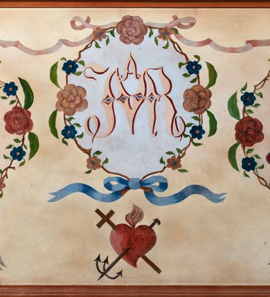 Zdjęcie nr 5: Ołtarz przyścienny o formach architektonicznych; jednoosiowy, jednokondygnacyjny ze zwieńczeniem, uszaty. Mensa prostopadłościenna; antepedium malowane z trzema kwiatowymi medalionami mieszczącymi literę J, monogram maryjny oraz literę A na jasnobeżowym tle. Poniżej środkowego medalionu płonące serce przebite krzyżem i kotwicą. W predelli nisza w kształcie poziomego prostokąta z wypukłymi krótszymi bokami, zapewne pierwotnie mieszcząca niezachowany obraz. Nastawa ujęta parą kolumn umieszczonych na wysokich, prostopadłościennych postumentach. Trzony kolumn skręcone, oplecione kwiatowymi girlandami; kompozytowe kapitele złocone. W polu ołtarza złocona, profilowana rama w kształcie pionowego prostokąta mieszcząca obraz z przedstawieniem św. Anny, św. Joachima i Marii. Kolumny dźwigają pełne belkowanie przełamane na osiach podpór oraz odcinki zbudowanego z wolut przyczółka, na których umieszczono pełnoplastyczne figurki aniołów. W partii fryzu złocony ornament akantowy przepleciony srebrzoną wstęgą  oraz rozetki. Zwieńczenie w kształcie trapezu równoramiennego o wklęsłych bokach, zamknięte od góry gzymsem w formie łuku nadwieszonego. W polu owalna, złocona rama w kształcie wieńca laurowego mieszcząca obraz przedstawiający św. Sebastiana, ponad którym akantowy kartusz owalny z inskrypcją „IN HONOREM S(ANCTI) JOACHIM ANNO DOMINI 1518”. Nastawa ujęta ażurowymi, złoconymi i srebrzonymi uszami utworzonymi z suchego akantu oraz karbowanej wstęgi. Struktura ołtarza „marmoryzowana” w odcieniach czerwieni; dekoracja snycerska srebrzona i złocona, trzony kolumn czarne.



