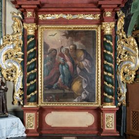 Zdjęcie nr 1: Ołtarz przyścienny o formach architektonicznych; jednoosiowy, jednokondygnacyjny ze zwieńczeniem, uszaty. Mensa prostopadłościenna; antepedium malowane z trzema kwiatowymi medalionami mieszczącymi literę J, monogram maryjny oraz literę A na jasnobeżowym tle. Poniżej środkowego medalionu płonące serce przebite krzyżem i kotwicą. W predelli nisza w kształcie poziomego prostokąta z wypukłymi krótszymi bokami, zapewne pierwotnie mieszcząca niezachowany obraz. Nastawa ujęta parą kolumn umieszczonych na wysokich, prostopadłościennych postumentach. Trzony kolumn skręcone, oplecione kwiatowymi girlandami; kompozytowe kapitele złocone. W polu ołtarza złocona, profilowana rama w kształcie pionowego prostokąta mieszcząca obraz z przedstawieniem św. Anny, św. Joachima i Marii. Kolumny dźwigają pełne belkowanie przełamane na osiach podpór oraz odcinki zbudowanego z wolut przyczółka, na których umieszczono pełnoplastyczne figurki aniołów. W partii fryzu złocony ornament akantowy przepleciony srebrzoną wstęgą  oraz rozetki. Zwieńczenie w kształcie trapezu równoramiennego o wklęsłych bokach, zamknięte od góry gzymsem w formie łuku nadwieszonego. W polu owalna, złocona rama w kształcie wieńca laurowego mieszcząca obraz przedstawiający św. Sebastiana, ponad którym akantowy kartusz owalny z inskrypcją „IN HONOREM S(ANCTI) JOACHIM ANNO DOMINI 1518”. Nastawa ujęta ażurowymi, złoconymi i srebrzonymi uszami utworzonymi z suchego akantu oraz karbowanej wstęgi. Struktura ołtarza „marmoryzowana” w odcieniach czerwieni; dekoracja snycerska srebrzona i złocona, trzony kolumn czarne.



