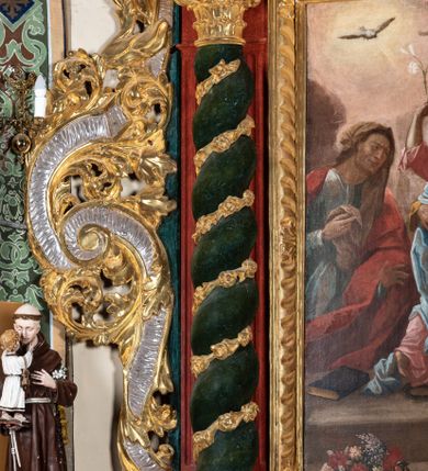 Zdjęcie nr 4: Ołtarz przyścienny o formach architektonicznych; jednoosiowy, jednokondygnacyjny ze zwieńczeniem, uszaty. Mensa prostopadłościenna; antepedium malowane z trzema kwiatowymi medalionami mieszczącymi literę J, monogram maryjny oraz literę A na jasnobeżowym tle. Poniżej środkowego medalionu płonące serce przebite krzyżem i kotwicą. W predelli nisza w kształcie poziomego prostokąta z wypukłymi krótszymi bokami, zapewne pierwotnie mieszcząca niezachowany obraz. Nastawa ujęta parą kolumn umieszczonych na wysokich, prostopadłościennych postumentach. Trzony kolumn skręcone, oplecione kwiatowymi girlandami; kompozytowe kapitele złocone. W polu ołtarza złocona, profilowana rama w kształcie pionowego prostokąta mieszcząca obraz z przedstawieniem św. Anny, św. Joachima i Marii. Kolumny dźwigają pełne belkowanie przełamane na osiach podpór oraz odcinki zbudowanego z wolut przyczółka, na których umieszczono pełnoplastyczne figurki aniołów. W partii fryzu złocony ornament akantowy przepleciony srebrzoną wstęgą  oraz rozetki. Zwieńczenie w kształcie trapezu równoramiennego o wklęsłych bokach, zamknięte od góry gzymsem w formie łuku nadwieszonego. W polu owalna, złocona rama w kształcie wieńca laurowego mieszcząca obraz przedstawiający św. Sebastiana, ponad którym akantowy kartusz owalny z inskrypcją „IN HONOREM S(ANCTI) JOACHIM ANNO DOMINI 1518”. Nastawa ujęta ażurowymi, złoconymi i srebrzonymi uszami utworzonymi z suchego akantu oraz karbowanej wstęgi. Struktura ołtarza „marmoryzowana” w odcieniach czerwieni; dekoracja snycerska srebrzona i złocona, trzony kolumn czarne.



