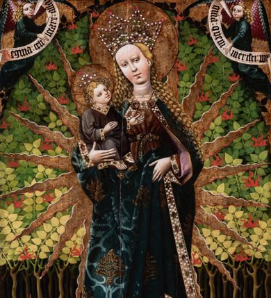 Zdjęcie nr 1: Obraz w kształcie stojącego prostokąta, w złoconej i profilowanej ramie. W centrum kompozycji ukazana Matka Boska z Dzieciątkiem stojąca na półksiężycu, na tle krajobrazu. Maria ukazana całopostaciowo, frontalnie, z głową pochyloną nieznacznie w lewo — w kierunku Jezusa, którego trzyma na swoim prawym przedramieniu. Postać przedstawiona jako młoda, jasnowłosa kobieta, o jasnej karnacji z delikatnie zaznaczonym rumieńcem. Owalną twarz o wysokim czole, miękko zarysowanym podbródku oraz drobnych, pełnych ustach okalają długie, falujące włosy, które opadają na ramiona i plecy postaci. Oczy o migdałowatym kształcie wpatrzone przed siebie. Na głowie Marii widoczna złota korona typu otwartego zdobiona perłami oraz kamieniami szlachetnymi; wokół głowy złocony nimb. Postać ubrana w czerwoną suknię w złote wzory, spiętą w talii brązowym paskiem tłoczonym we wzór kratki, zapinanym metalową sprzączką. Otwory w pasku nabijane metalowymi nitami w kształcie pięciolistnych kwiatów. Dolna krawędź sukni obramiona szeroką lamówką wyszywaną perłami oraz kamieniami szlachetnymi. Na ramionach Marii obszerny, bogato zdobiony płaszcz wykonany z ciężkiej, granatowej tkaniny dekorowanej motywem owoców granatu oraz liści dębu. Jego brzegi lamowane szeroką, złotą bordiurą zdobioną umieszczonymi na przemian szmaragdowymi i rubinowymi kaboszonami oraz perłami; pod szyją ozdobna zapinka. Spod płaszcza miejscami widoczna purpurowa podszewka. Na wysokości bioder postaci okrycie tworzy obfite fałdy, które Maria podtrzymuje swoją prawą dłonią. Na lewym przedramieniu Matki Boskiej siedzące Dzieciątko Jezus ukazane w ujęciu w trzech czwartych, zwrócone w kierunku Marii, do której wznosi obie dłonie i głowę. Twarz Dzieciątka okrągła, usta i nos drobne. Jezus spogląda na Marię. Jego jasnowłosą głowę, na której ukazana złota korona zdobiona perłami oraz kamieniami szlachetnymi otacza złoty nimb. Dzieciątko ubrane jest w ciemnobrązową tunikę lamowaną dołem, pod szyją i wokół rękawów szeroką taśmą wyszywaną kamieniami szlachetnymi. Obie postaci otacza gloria utworzona ze złotych promieni, pomiędzy którymi widoczne ciemnopomarańczowe języki ognia. U stóp Marii ukazana kwietna łąka z realistycznie przedstawioną roślinnością: paprociami, krzewami poziomek i jagód oraz kwiatami, wśród których można rozpoznać ciemnofioletowe orliki i fiołki. Powyżej, na dalszym planie gęstwina drzew o cienkich, brązowych pniach oraz jasnozielonych liściach, tworzących zwartą strukturę układającą się w kształt łuku ostrego. W górnych narożach obrazu, ponad linią drzew dwie postaci jasnowłosych aniołów w długich, ciemnogranatowych tunikach. Anioł z lewej trzyma banderolę z napisem: „Regina celi letare all[elui]a”, anioł z prawej z napisem: „quia quem meristi por[tare]”. Rozpostarte skrzydła aniołów ukazane w kolorach zielonym, ciemnogranatowym oraz purpurowym.
