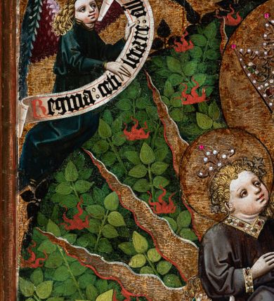 Zdjęcie nr 11: Obraz w kształcie stojącego prostokąta, w złoconej i profilowanej ramie. W centrum kompozycji ukazana Matka Boska z Dzieciątkiem stojąca na półksiężycu, na tle krajobrazu. Maria ukazana całopostaciowo, frontalnie, z głową pochyloną nieznacznie w lewo — w kierunku Jezusa, którego trzyma na swoim prawym przedramieniu. Postać przedstawiona jako młoda, jasnowłosa kobieta, o jasnej karnacji z delikatnie zaznaczonym rumieńcem. Owalną twarz o wysokim czole, miękko zarysowanym podbródku oraz drobnych, pełnych ustach okalają długie, falujące włosy, które opadają na ramiona i plecy postaci. Oczy o migdałowatym kształcie wpatrzone przed siebie. Na głowie Marii widoczna złota korona typu otwartego zdobiona perłami oraz kamieniami szlachetnymi; wokół głowy złocony nimb. Postać ubrana w czerwoną suknię w złote wzory, spiętą w talii brązowym paskiem tłoczonym we wzór kratki, zapinanym metalową sprzączką. Otwory w pasku nabijane metalowymi nitami w kształcie pięciolistnych kwiatów. Dolna krawędź sukni obramiona szeroką lamówką wyszywaną perłami oraz kamieniami szlachetnymi. Na ramionach Marii obszerny, bogato zdobiony płaszcz wykonany z ciężkiej, granatowej tkaniny dekorowanej motywem owoców granatu oraz liści dębu. Jego brzegi lamowane szeroką, złotą bordiurą zdobioną umieszczonymi na przemian szmaragdowymi i rubinowymi kaboszonami oraz perłami; pod szyją ozdobna zapinka. Spod płaszcza miejscami widoczna purpurowa podszewka. Na wysokości bioder postaci okrycie tworzy obfite fałdy, które Maria podtrzymuje swoją prawą dłonią. Na lewym przedramieniu Matki Boskiej siedzące Dzieciątko Jezus ukazane w ujęciu w trzech czwartych, zwrócone w kierunku Marii, do której wznosi obie dłonie i głowę. Twarz Dzieciątka okrągła, usta i nos drobne. Jezus spogląda na Marię. Jego jasnowłosą głowę, na której ukazana złota korona zdobiona perłami oraz kamieniami szlachetnymi otacza złoty nimb. Dzieciątko ubrane jest w ciemnobrązową tunikę lamowaną dołem, pod szyją i wokół rękawów szeroką taśmą wyszywaną kamieniami szlachetnymi. Obie postaci otacza gloria utworzona ze złotych promieni, pomiędzy którymi widoczne ciemnopomarańczowe języki ognia. U stóp Marii ukazana kwietna łąka z realistycznie przedstawioną roślinnością: paprociami, krzewami poziomek i jagód oraz kwiatami, wśród których można rozpoznać ciemnofioletowe orliki i fiołki. Powyżej, na dalszym planie gęstwina drzew o cienkich, brązowych pniach oraz jasnozielonych liściach, tworzących zwartą strukturę układającą się w kształt łuku ostrego. W górnych narożach obrazu, ponad linią drzew dwie postaci jasnowłosych aniołów w długich, ciemnogranatowych tunikach. Anioł z lewej trzyma banderolę z napisem: „Regina celi letare all[elui]a”, anioł z prawej z napisem: „quia quem meristi por[tare]”. Rozpostarte skrzydła aniołów ukazane w kolorach zielonym, ciemnogranatowym oraz purpurowym.
