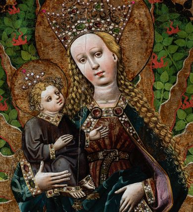 Zdjęcie nr 10: Obraz w kształcie stojącego prostokąta, w złoconej i profilowanej ramie. W centrum kompozycji ukazana Matka Boska z Dzieciątkiem stojąca na półksiężycu, na tle krajobrazu. Maria ukazana całopostaciowo, frontalnie, z głową pochyloną nieznacznie w lewo — w kierunku Jezusa, którego trzyma na swoim prawym przedramieniu. Postać przedstawiona jako młoda, jasnowłosa kobieta, o jasnej karnacji z delikatnie zaznaczonym rumieńcem. Owalną twarz o wysokim czole, miękko zarysowanym podbródku oraz drobnych, pełnych ustach okalają długie, falujące włosy, które opadają na ramiona i plecy postaci. Oczy o migdałowatym kształcie wpatrzone przed siebie. Na głowie Marii widoczna złota korona typu otwartego zdobiona perłami oraz kamieniami szlachetnymi; wokół głowy złocony nimb. Postać ubrana w czerwoną suknię w złote wzory, spiętą w talii brązowym paskiem tłoczonym we wzór kratki, zapinanym metalową sprzączką. Otwory w pasku nabijane metalowymi nitami w kształcie pięciolistnych kwiatów. Dolna krawędź sukni obramiona szeroką lamówką wyszywaną perłami oraz kamieniami szlachetnymi. Na ramionach Marii obszerny, bogato zdobiony płaszcz wykonany z ciężkiej, granatowej tkaniny dekorowanej motywem owoców granatu oraz liści dębu. Jego brzegi lamowane szeroką, złotą bordiurą zdobioną umieszczonymi na przemian szmaragdowymi i rubinowymi kaboszonami oraz perłami; pod szyją ozdobna zapinka. Spod płaszcza miejscami widoczna purpurowa podszewka. Na wysokości bioder postaci okrycie tworzy obfite fałdy, które Maria podtrzymuje swoją prawą dłonią. Na lewym przedramieniu Matki Boskiej siedzące Dzieciątko Jezus ukazane w ujęciu w trzech czwartych, zwrócone w kierunku Marii, do której wznosi obie dłonie i głowę. Twarz Dzieciątka okrągła, usta i nos drobne. Jezus spogląda na Marię. Jego jasnowłosą głowę, na której ukazana złota korona zdobiona perłami oraz kamieniami szlachetnymi otacza złoty nimb. Dzieciątko ubrane jest w ciemnobrązową tunikę lamowaną dołem, pod szyją i wokół rękawów szeroką taśmą wyszywaną kamieniami szlachetnymi. Obie postaci otacza gloria utworzona ze złotych promieni, pomiędzy którymi widoczne ciemnopomarańczowe języki ognia. U stóp Marii ukazana kwietna łąka z realistycznie przedstawioną roślinnością: paprociami, krzewami poziomek i jagód oraz kwiatami, wśród których można rozpoznać ciemnofioletowe orliki i fiołki. Powyżej, na dalszym planie gęstwina drzew o cienkich, brązowych pniach oraz jasnozielonych liściach, tworzących zwartą strukturę układającą się w kształt łuku ostrego. W górnych narożach obrazu, ponad linią drzew dwie postaci jasnowłosych aniołów w długich, ciemnogranatowych tunikach. Anioł z lewej trzyma banderolę z napisem: „Regina celi letare all[elui]a”, anioł z prawej z napisem: „quia quem meristi por[tare]”. Rozpostarte skrzydła aniołów ukazane w kolorach zielonym, ciemnogranatowym oraz purpurowym.
