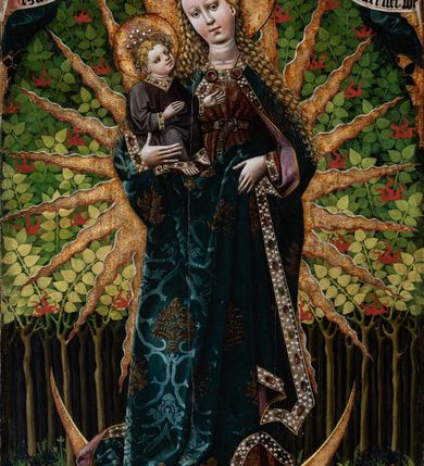 Zdjęcie nr 2: Obraz w kształcie stojącego prostokąta, w złoconej i profilowanej ramie. W centrum kompozycji ukazana Matka Boska z Dzieciątkiem stojąca na półksiężycu, na tle krajobrazu. Maria ukazana całopostaciowo, frontalnie, z głową pochyloną nieznacznie w lewo — w kierunku Jezusa, którego trzyma na swoim prawym przedramieniu. Postać przedstawiona jako młoda, jasnowłosa kobieta, o jasnej karnacji z delikatnie zaznaczonym rumieńcem. Owalną twarz o wysokim czole, miękko zarysowanym podbródku oraz drobnych, pełnych ustach okalają długie, falujące włosy, które opadają na ramiona i plecy postaci. Oczy o migdałowatym kształcie wpatrzone przed siebie. Na głowie Marii widoczna złota korona typu otwartego zdobiona perłami oraz kamieniami szlachetnymi; wokół głowy złocony nimb. Postać ubrana w czerwoną suknię w złote wzory, spiętą w talii brązowym paskiem tłoczonym we wzór kratki, zapinanym metalową sprzączką. Otwory w pasku nabijane metalowymi nitami w kształcie pięciolistnych kwiatów. Dolna krawędź sukni obramiona szeroką lamówką wyszywaną perłami oraz kamieniami szlachetnymi. Na ramionach Marii obszerny, bogato zdobiony płaszcz wykonany z ciężkiej, granatowej tkaniny dekorowanej motywem owoców granatu oraz liści dębu. Jego brzegi lamowane szeroką, złotą bordiurą zdobioną umieszczonymi na przemian szmaragdowymi i rubinowymi kaboszonami oraz perłami; pod szyją ozdobna zapinka. Spod płaszcza miejscami widoczna purpurowa podszewka. Na wysokości bioder postaci okrycie tworzy obfite fałdy, które Maria podtrzymuje swoją prawą dłonią. Na lewym przedramieniu Matki Boskiej siedzące Dzieciątko Jezus ukazane w ujęciu w trzech czwartych, zwrócone w kierunku Marii, do której wznosi obie dłonie i głowę. Twarz Dzieciątka okrągła, usta i nos drobne. Jezus spogląda na Marię. Jego jasnowłosą głowę, na której ukazana złota korona zdobiona perłami oraz kamieniami szlachetnymi otacza złoty nimb. Dzieciątko ubrane jest w ciemnobrązową tunikę lamowaną dołem, pod szyją i wokół rękawów szeroką taśmą wyszywaną kamieniami szlachetnymi. Obie postaci otacza gloria utworzona ze złotych promieni, pomiędzy którymi widoczne ciemnopomarańczowe języki ognia. U stóp Marii ukazana kwietna łąka z realistycznie przedstawioną roślinnością: paprociami, krzewami poziomek i jagód oraz kwiatami, wśród których można rozpoznać ciemnofioletowe orliki i fiołki. Powyżej, na dalszym planie gęstwina drzew o cienkich, brązowych pniach oraz jasnozielonych liściach, tworzących zwartą strukturę układającą się w kształt łuku ostrego. W górnych narożach obrazu, ponad linią drzew dwie postaci jasnowłosych aniołów w długich, ciemnogranatowych tunikach. Anioł z lewej trzyma banderolę z napisem: „Regina celi letare all[elui]a”, anioł z prawej z napisem: „quia quem meristi por[tare]”. Rozpostarte skrzydła aniołów ukazane w kolorach zielonym, ciemnogranatowym oraz purpurowym.
