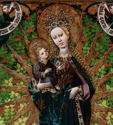 Zdjęcie nr 8: Obraz w kształcie stojącego prostokąta, w złoconej i profilowanej ramie. W centrum kompozycji ukazana Matka Boska z Dzieciątkiem stojąca na półksiężycu, na tle krajobrazu. Maria ukazana całopostaciowo, frontalnie, z głową pochyloną nieznacznie w lewo — w kierunku Jezusa, którego trzyma na swoim prawym przedramieniu. Postać przedstawiona jako młoda, jasnowłosa kobieta, o jasnej karnacji z delikatnie zaznaczonym rumieńcem. Owalną twarz o wysokim czole, miękko zarysowanym podbródku oraz drobnych, pełnych ustach okalają długie, falujące włosy, które opadają na ramiona i plecy postaci. Oczy o migdałowatym kształcie wpatrzone przed siebie. Na głowie Marii widoczna złota korona typu otwartego zdobiona perłami oraz kamieniami szlachetnymi; wokół głowy złocony nimb. Postać ubrana w czerwoną suknię w złote wzory, spiętą w talii brązowym paskiem tłoczonym we wzór kratki, zapinanym metalową sprzączką. Otwory w pasku nabijane metalowymi nitami w kształcie pięciolistnych kwiatów. Dolna krawędź sukni obramiona szeroką lamówką wyszywaną perłami oraz kamieniami szlachetnymi. Na ramionach Marii obszerny, bogato zdobiony płaszcz wykonany z ciężkiej, granatowej tkaniny dekorowanej motywem owoców granatu oraz liści dębu. Jego brzegi lamowane szeroką, złotą bordiurą zdobioną umieszczonymi na przemian szmaragdowymi i rubinowymi kaboszonami oraz perłami; pod szyją ozdobna zapinka. Spod płaszcza miejscami widoczna purpurowa podszewka. Na wysokości bioder postaci okrycie tworzy obfite fałdy, które Maria podtrzymuje swoją prawą dłonią. Na lewym przedramieniu Matki Boskiej siedzące Dzieciątko Jezus ukazane w ujęciu w trzech czwartych, zwrócone w kierunku Marii, do której wznosi obie dłonie i głowę. Twarz Dzieciątka okrągła, usta i nos drobne. Jezus spogląda na Marię. Jego jasnowłosą głowę, na której ukazana złota korona zdobiona perłami oraz kamieniami szlachetnymi otacza złoty nimb. Dzieciątko ubrane jest w ciemnobrązową tunikę lamowaną dołem, pod szyją i wokół rękawów szeroką taśmą wyszywaną kamieniami szlachetnymi. Obie postaci otacza gloria utworzona ze złotych promieni, pomiędzy którymi widoczne ciemnopomarańczowe języki ognia. U stóp Marii ukazana kwietna łąka z realistycznie przedstawioną roślinnością: paprociami, krzewami poziomek i jagód oraz kwiatami, wśród których można rozpoznać ciemnofioletowe orliki i fiołki. Powyżej, na dalszym planie gęstwina drzew o cienkich, brązowych pniach oraz jasnozielonych liściach, tworzących zwartą strukturę układającą się w kształt łuku ostrego. W górnych narożach obrazu, ponad linią drzew dwie postaci jasnowłosych aniołów w długich, ciemnogranatowych tunikach. Anioł z lewej trzyma banderolę z napisem: „Regina celi letare all[elui]a”, anioł z prawej z napisem: „quia quem meristi por[tare]”. Rozpostarte skrzydła aniołów ukazane w kolorach zielonym, ciemnogranatowym oraz purpurowym.
