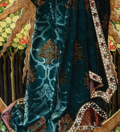 Zdjęcie nr 4: Obraz w kształcie stojącego prostokąta, w złoconej i profilowanej ramie. W centrum kompozycji ukazana Matka Boska z Dzieciątkiem stojąca na półksiężycu, na tle krajobrazu. Maria ukazana całopostaciowo, frontalnie, z głową pochyloną nieznacznie w lewo — w kierunku Jezusa, którego trzyma na swoim prawym przedramieniu. Postać przedstawiona jako młoda, jasnowłosa kobieta, o jasnej karnacji z delikatnie zaznaczonym rumieńcem. Owalną twarz o wysokim czole, miękko zarysowanym podbródku oraz drobnych, pełnych ustach okalają długie, falujące włosy, które opadają na ramiona i plecy postaci. Oczy o migdałowatym kształcie wpatrzone przed siebie. Na głowie Marii widoczna złota korona typu otwartego zdobiona perłami oraz kamieniami szlachetnymi; wokół głowy złocony nimb. Postać ubrana w czerwoną suknię w złote wzory, spiętą w talii brązowym paskiem tłoczonym we wzór kratki, zapinanym metalową sprzączką. Otwory w pasku nabijane metalowymi nitami w kształcie pięciolistnych kwiatów. Dolna krawędź sukni obramiona szeroką lamówką wyszywaną perłami oraz kamieniami szlachetnymi. Na ramionach Marii obszerny, bogato zdobiony płaszcz wykonany z ciężkiej, granatowej tkaniny dekorowanej motywem owoców granatu oraz liści dębu. Jego brzegi lamowane szeroką, złotą bordiurą zdobioną umieszczonymi na przemian szmaragdowymi i rubinowymi kaboszonami oraz perłami; pod szyją ozdobna zapinka. Spod płaszcza miejscami widoczna purpurowa podszewka. Na wysokości bioder postaci okrycie tworzy obfite fałdy, które Maria podtrzymuje swoją prawą dłonią. Na lewym przedramieniu Matki Boskiej siedzące Dzieciątko Jezus ukazane w ujęciu w trzech czwartych, zwrócone w kierunku Marii, do której wznosi obie dłonie i głowę. Twarz Dzieciątka okrągła, usta i nos drobne. Jezus spogląda na Marię. Jego jasnowłosą głowę, na której ukazana złota korona zdobiona perłami oraz kamieniami szlachetnymi otacza złoty nimb. Dzieciątko ubrane jest w ciemnobrązową tunikę lamowaną dołem, pod szyją i wokół rękawów szeroką taśmą wyszywaną kamieniami szlachetnymi. Obie postaci otacza gloria utworzona ze złotych promieni, pomiędzy którymi widoczne ciemnopomarańczowe języki ognia. U stóp Marii ukazana kwietna łąka z realistycznie przedstawioną roślinnością: paprociami, krzewami poziomek i jagód oraz kwiatami, wśród których można rozpoznać ciemnofioletowe orliki i fiołki. Powyżej, na dalszym planie gęstwina drzew o cienkich, brązowych pniach oraz jasnozielonych liściach, tworzących zwartą strukturę układającą się w kształt łuku ostrego. W górnych narożach obrazu, ponad linią drzew dwie postaci jasnowłosych aniołów w długich, ciemnogranatowych tunikach. Anioł z lewej trzyma banderolę z napisem: „Regina celi letare all[elui]a”, anioł z prawej z napisem: „quia quem meristi por[tare]”. Rozpostarte skrzydła aniołów ukazane w kolorach zielonym, ciemnogranatowym oraz purpurowym.
