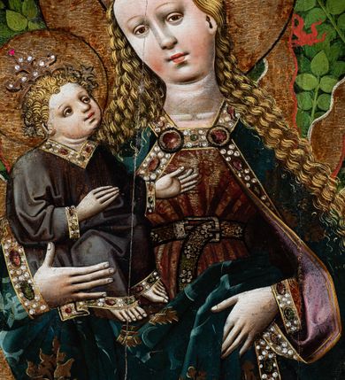 Zdjęcie nr 6: Obraz w kształcie stojącego prostokąta, w złoconej i profilowanej ramie. W centrum kompozycji ukazana Matka Boska z Dzieciątkiem stojąca na półksiężycu, na tle krajobrazu. Maria ukazana całopostaciowo, frontalnie, z głową pochyloną nieznacznie w lewo — w kierunku Jezusa, którego trzyma na swoim prawym przedramieniu. Postać przedstawiona jako młoda, jasnowłosa kobieta, o jasnej karnacji z delikatnie zaznaczonym rumieńcem. Owalną twarz o wysokim czole, miękko zarysowanym podbródku oraz drobnych, pełnych ustach okalają długie, falujące włosy, które opadają na ramiona i plecy postaci. Oczy o migdałowatym kształcie wpatrzone przed siebie. Na głowie Marii widoczna złota korona typu otwartego zdobiona perłami oraz kamieniami szlachetnymi; wokół głowy złocony nimb. Postać ubrana w czerwoną suknię w złote wzory, spiętą w talii brązowym paskiem tłoczonym we wzór kratki, zapinanym metalową sprzączką. Otwory w pasku nabijane metalowymi nitami w kształcie pięciolistnych kwiatów. Dolna krawędź sukni obramiona szeroką lamówką wyszywaną perłami oraz kamieniami szlachetnymi. Na ramionach Marii obszerny, bogato zdobiony płaszcz wykonany z ciężkiej, granatowej tkaniny dekorowanej motywem owoców granatu oraz liści dębu. Jego brzegi lamowane szeroką, złotą bordiurą zdobioną umieszczonymi na przemian szmaragdowymi i rubinowymi kaboszonami oraz perłami; pod szyją ozdobna zapinka. Spod płaszcza miejscami widoczna purpurowa podszewka. Na wysokości bioder postaci okrycie tworzy obfite fałdy, które Maria podtrzymuje swoją prawą dłonią. Na lewym przedramieniu Matki Boskiej siedzące Dzieciątko Jezus ukazane w ujęciu w trzech czwartych, zwrócone w kierunku Marii, do której wznosi obie dłonie i głowę. Twarz Dzieciątka okrągła, usta i nos drobne. Jezus spogląda na Marię. Jego jasnowłosą głowę, na której ukazana złota korona zdobiona perłami oraz kamieniami szlachetnymi otacza złoty nimb. Dzieciątko ubrane jest w ciemnobrązową tunikę lamowaną dołem, pod szyją i wokół rękawów szeroką taśmą wyszywaną kamieniami szlachetnymi. Obie postaci otacza gloria utworzona ze złotych promieni, pomiędzy którymi widoczne ciemnopomarańczowe języki ognia. U stóp Marii ukazana kwietna łąka z realistycznie przedstawioną roślinnością: paprociami, krzewami poziomek i jagód oraz kwiatami, wśród których można rozpoznać ciemnofioletowe orliki i fiołki. Powyżej, na dalszym planie gęstwina drzew o cienkich, brązowych pniach oraz jasnozielonych liściach, tworzących zwartą strukturę układającą się w kształt łuku ostrego. W górnych narożach obrazu, ponad linią drzew dwie postaci jasnowłosych aniołów w długich, ciemnogranatowych tunikach. Anioł z lewej trzyma banderolę z napisem: „Regina celi letare all[elui]a”, anioł z prawej z napisem: „quia quem meristi por[tare]”. Rozpostarte skrzydła aniołów ukazane w kolorach zielonym, ciemnogranatowym oraz purpurowym.
