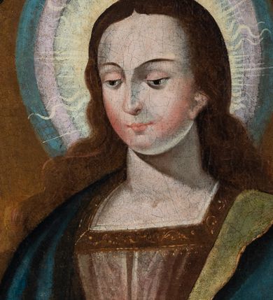 Zdjęcie nr 1: Obraz w kształcie owalu z przedstawieniem popiersia Matki Boskiej (?). Postać ukazana w ujęciu trzy czwarte zwrócona w lewo. Twarz owalna o jasnej karnacji z lekko zaróżowionymi policzkami. Czoło wysokie, spojrzenie skierowane w dół, niewielkie usta. Włosy długie, ciemne, lekko falowane, opadające na ramiona i plecy postaci. Wokół głowy świetlisty nimb w kolorach: kremowym, jasnoróżowym oraz błękitnym. Postać ubrana w jasnobrązową suknię, z dekoltem wykończonym złoconą bordiurą. Na ramiona zarzucony ciemnogranatowy płaszcz z seledynową podszewką. Tło kompozycji jednolite w kolorze ochry. Obraz obwiedziony malowaną bordiurą z majuskułowym napisem (niewidoczny na fotografii).
