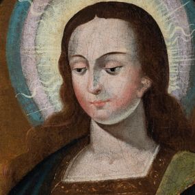 Zdjęcie nr 1: Obraz w kształcie owalu z przedstawieniem popiersia Matki Boskiej (?). Postać ukazana w ujęciu trzy czwarte zwrócona w lewo. Twarz owalna o jasnej karnacji z lekko zaróżowionymi policzkami. Czoło wysokie, spojrzenie skierowane w dół, niewielkie usta. Włosy długie, ciemne, lekko falowane, opadające na ramiona i plecy postaci. Wokół głowy świetlisty nimb w kolorach: kremowym, jasnoróżowym oraz błękitnym. Postać ubrana w jasnobrązową suknię, z dekoltem wykończonym złoconą bordiurą. Na ramiona zarzucony ciemnogranatowy płaszcz z seledynową podszewką. Tło kompozycji jednolite w kolorze ochry. Obraz obwiedziony malowaną bordiurą z majuskułowym napisem (niewidoczny na fotografii).
