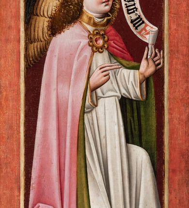 Zdjęcie nr 1: Obraz w kształcie wydłużonego stojącego prostokąta, ujętego w prostą, drewnianą ramę malowaną na czerwono. W centrum kompozycji przedstawiony archanioł Gabriel ukazany w ujęciu trzy czwarte zwrócony w prawo, w kierunku znajdującej się pierwotnie na drugim ze skrzydeł dawnego ołtarza Marii. Gabriel przyklękając na prawe kolano, prawą dłoń wyciąga przed siebie w geście pozdrowienia; w lewej natomiast trzyma banderolę z czarnym, gotyckim napisem: „Ave gratia plena d[omi]n[u]s tecu[m]”. Postać przedstawiona jako długowłosy młodzieniec o delikatnej urodzie. Okrągłą, pozbawioną zarostu twarz o jasnej karnacji z delikatnie zaznaczonym rumieńcem okalają miękko bujne, jasne i falowane włosy. Pełne, niewielkie usta o rozchylonych wargach zaznaczono karminem. Wzrok skierowany ku górze; głęboko osadzone, brązowe oczy, powyżej których delikatnie zaznaczone łuki brwiowe. Anioł ubrany jest w szaty liturgiczne: długą, białą albę oraz zabarwioną na czerwono kapę z zieloną podszewką spiętą pod szyją ozdobną broszą w kształcie kwiatu z rubinem w środku; pod szyją widoczny humerał. Draperia szat w dolnej części kompozycji marszczy się obficie, tworząc geometryczne fałdy. Skrzydła Gabriela, pokryte piórami, malowane są w kolorach złotym, beżowym i ciemnozielonym. Tło jednolite, ciemnoczerwone. W dolnej części kompozycji przedstawiona ujęta w skrócie perspektywicznym posadzka ułożona z jasnozielonych, kwadratowych płytek. 
