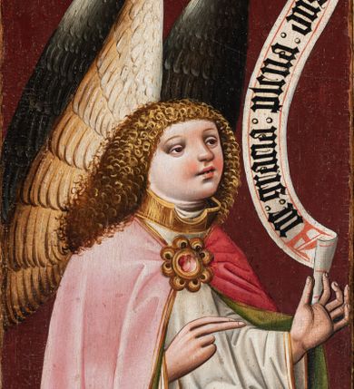 Zdjęcie nr 2: Obraz w kształcie wydłużonego stojącego prostokąta, ujętego w prostą, drewnianą ramę malowaną na czerwono. W centrum kompozycji przedstawiony archanioł Gabriel ukazany w ujęciu trzy czwarte zwrócony w prawo, w kierunku znajdującej się pierwotnie na drugim ze skrzydeł dawnego ołtarza Marii. Gabriel przyklękając na prawe kolano, prawą dłoń wyciąga przed siebie w geście pozdrowienia; w lewej natomiast trzyma banderolę z czarnym, gotyckim napisem: „Ave gratia plena d[omi]n[u]s tecu[m]”. Postać przedstawiona jako długowłosy młodzieniec o delikatnej urodzie. Okrągłą, pozbawioną zarostu twarz o jasnej karnacji z delikatnie zaznaczonym rumieńcem okalają miękko bujne, jasne i falowane włosy. Pełne, niewielkie usta o rozchylonych wargach zaznaczono karminem. Wzrok skierowany ku górze; głęboko osadzone, brązowe oczy, powyżej których delikatnie zaznaczone łuki brwiowe. Anioł ubrany jest w szaty liturgiczne: długą, białą albę oraz zabarwioną na czerwono kapę z zieloną podszewką spiętą pod szyją ozdobną broszą w kształcie kwiatu z rubinem w środku; pod szyją widoczny humerał. Draperia szat w dolnej części kompozycji marszczy się obficie, tworząc geometryczne fałdy. Skrzydła Gabriela, pokryte piórami, malowane są w kolorach złotym, beżowym i ciemnozielonym. Tło jednolite, ciemnoczerwone. W dolnej części kompozycji przedstawiona ujęta w skrócie perspektywicznym posadzka ułożona z jasnozielonych, kwadratowych płytek. 
