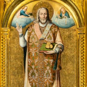 Zdjęcie nr 1: Obraz w kształcie stojącego prostokąta zamknięty łukiem półkolistym. Przedstawienie ujęte profilowaną i złoconą ramą dekorowaną pilastrami o trzonach wypełnionych motywem cekinów. W centrum kompozycji frontalne przedstawienie stojącego św. Mikołaja ukazanego na tle jednolitego złoconego tła z rytą, symetryczną dekoracją kwiatową. W dolnej części obrazu skaliste podłoże. Święty został przedstawiony jako dojrzały, siwowłosy mężczyzna z zarostem, wąsami i krótką brodą. Podłużną twarz o dużych, ciemnych oczach oraz długim prostym nosie okalają lekko falowane włosy sięgające ramion oraz złocony nimb. Postać w swojej lewej ręce trzyma zamkniętą księgę w zielonej oprawie, na której spoczywają trzy złote kule. Prawą rękę, ugiętą w łokciu i uniesioną ku górze święty wykonuje gest błogosławieństwa. Mikołaj ubrany jest w szaty biskupie: sięgającą ziemi albę o rękawach wykończonych koronką, beżową komżę oraz bogato zdobiony ornat. Boki ornatu w kolorze sepii zdobione są motywem owoców granatu; kolumna wyszywana jest perłami we wzór krzyży wpisanych w kwadrat. Przez lewe przedramię świętego przewieszony manipularz wykonany z ciemnozielonej tkaniny; wokół szyi biały humerał. Na piersi postaci widoczny biały omoforion z motywem złotych równoramiennych krzyży. W górnej części kompozycji, na wysokości głowy św. Mikołaja, ukazane obłoki z postaciami Chrystusa trzymającego w ręku zamkniętą księgę (z lewej) oraz Marii podtrzymującej złotą mitrę biskupią oraz stułę (omoforion?). Obie postaci ukazane w mniejszej skali, zwracają się w kierunku świętego. 