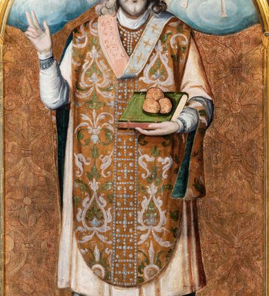 Zdjęcie nr 2: Obraz w kształcie stojącego prostokąta zamknięty łukiem półkolistym. Przedstawienie ujęte profilowaną i złoconą ramą dekorowaną pilastrami o trzonach wypełnionych motywem cekinów. W centrum kompozycji frontalne przedstawienie stojącego św. Mikołaja ukazanego na tle jednolitego złoconego tła z rytą, symetryczną dekoracją kwiatową. W dolnej części obrazu skaliste podłoże. Święty został przedstawiony jako dojrzały, siwowłosy mężczyzna z zarostem, wąsami i krótką brodą. Podłużną twarz o dużych, ciemnych oczach oraz długim prostym nosie okalają lekko falowane włosy sięgające ramion oraz złocony nimb. Postać w swojej lewej ręce trzyma zamkniętą księgę w zielonej oprawie, na której spoczywają trzy złote kule. Prawą rękę, ugiętą w łokciu i uniesioną ku górze święty wykonuje gest błogosławieństwa. Mikołaj ubrany jest w szaty biskupie: sięgającą ziemi albę o rękawach wykończonych koronką, beżową komżę oraz bogato zdobiony ornat. Boki ornatu w kolorze sepii zdobione są motywem owoców granatu; kolumna wyszywana jest perłami we wzór krzyży wpisanych w kwadrat. Przez lewe przedramię świętego przewieszony manipularz wykonany z ciemnozielonej tkaniny; wokół szyi biały humerał. Na piersi postaci widoczny biały omoforion z motywem złotych równoramiennych krzyży. W górnej części kompozycji, na wysokości głowy św. Mikołaja, ukazane obłoki z postaciami Chrystusa trzymającego w ręku zamkniętą księgę (z lewej) oraz Marii podtrzymującej złotą mitrę biskupią oraz stułę (omoforion?). Obie postaci ukazane w mniejszej skali, zwracają się w kierunku świętego. 