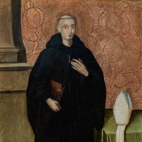 Zdjęcie nr 1: Obraz w kształcie prostokąta zbliżonego do kwadratu ujęty złoconą, profilowaną ramą. W centrum kompozycji przedstawiony św. Benedykt w postawie stojącej, w ujęciu frontalnym z głową zwróconą w trzech czwartych w prawo. Święty ubrany w obszerny czarny habit benedyktyński z kapturem i szerokimi rękawami. Ukazany jako mężczyzna o pozbawionej zarostu okrągłej twarzy z wydatnym nosem oraz szeroko otwartymi, skierowanymi na wprost oczami. Wokół głowy tonsura oraz złocony nimb. Święty w swojej prawej ręce podtrzymuje oprawioną na czerwono księgę. Lewą dłoń składa na piersi na wysokości serca. Po prawej stronie obrazu widoczny fragment stołu przykrytego zieloną tkaniną, na którym widoczna biała mitra. Na drugim planie, po lewej stronie nieco za postacią świętego przedstawiono fragment wysokiego cokołu stanowiącego podstawę dla kolumny. Tło złocone, wytłaczane w motywy roślinno-kwiatowe.