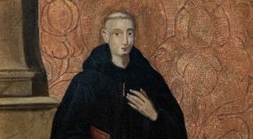 Zdjęcie nr 1: Obraz w kształcie prostokąta zbliżonego do kwadratu ujęty złoconą, profilowaną ramą. W centrum kompozycji przedstawiony św. Benedykt w postawie stojącej, w ujęciu frontalnym z głową zwróconą w trzech czwartych w prawo. Święty ubrany w obszerny czarny habit benedyktyński z kapturem i szerokimi rękawami. Ukazany jako mężczyzna o pozbawionej zarostu okrągłej twarzy z wydatnym nosem oraz szeroko otwartymi, skierowanymi na wprost oczami. Wokół głowy tonsura oraz złocony nimb. Święty w swojej prawej ręce podtrzymuje oprawioną na czerwono księgę. Lewą dłoń składa na piersi na wysokości serca. Po prawej stronie obrazu widoczny fragment stołu przykrytego zieloną tkaniną, na którym widoczna biała mitra. Na drugim planie, po lewej stronie nieco za postacią świętego przedstawiono fragment wysokiego cokołu stanowiącego podstawę dla kolumny. Tło złocone, wytłaczane w motywy roślinno-kwiatowe.