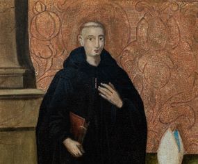 Zdjęcie nr 1: Obraz w kształcie prostokąta zbliżonego do kwadratu ujęty złoconą, profilowaną ramą. W centrum kompozycji przedstawiony św. Benedykt w postawie stojącej, w ujęciu frontalnym z głową zwróconą w trzech czwartych w prawo. Święty ubrany w obszerny czarny habit benedyktyński z kapturem i szerokimi rękawami. Ukazany jako mężczyzna o pozbawionej zarostu okrągłej twarzy z wydatnym nosem oraz szeroko otwartymi, skierowanymi na wprost oczami. Wokół głowy tonsura oraz złocony nimb. Święty w swojej prawej ręce podtrzymuje oprawioną na czerwono księgę. Lewą dłoń składa na piersi na wysokości serca. Po prawej stronie obrazu widoczny fragment stołu przykrytego zieloną tkaniną, na którym widoczna biała mitra. Na drugim planie, po lewej stronie nieco za postacią świętego przedstawiono fragment wysokiego cokołu stanowiącego podstawę dla kolumny. Tło złocone, wytłaczane w motywy roślinno-kwiatowe.