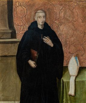 Zdjęcie nr 1: Obraz w kształcie prostokąta zbliżonego do kwadratu ujęty złoconą, profilowaną ramą. W centrum kompozycji przedstawiony św. Benedykt w postawie stojącej, w ujęciu frontalnym z głową zwróconą w trzech czwartych w prawo. Święty ubrany w obszerny czarny habit benedyktyński z kapturem i szerokimi rękawami. Ukazany jako mężczyzna o pozbawionej zarostu okrągłej twarzy z wydatnym nosem oraz szeroko otwartymi, skierowanymi na wprost oczami. Wokół głowy tonsura oraz złocony nimb. Święty w swojej prawej ręce podtrzymuje oprawioną na czerwono księgę. Lewą dłoń składa na piersi na wysokości serca. Po prawej stronie obrazu widoczny fragment stołu przykrytego zieloną tkaniną, na którym widoczna biała mitra. Na drugim planie, po lewej stronie nieco za postacią świętego przedstawiono fragment wysokiego cokołu stanowiącego podstawę dla kolumny. Tło złocone, wytłaczane w motywy roślinno-kwiatowe.