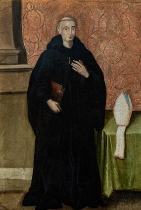 Zdjęcie nr 1: Obraz w kształcie prostokąta zbliżonego do kwadratu ujęty złoconą, profilowaną ramą. W centrum kompozycji przedstawiony św. Benedykt w postawie stojącej, w ujęciu frontalnym z głową zwróconą w trzech czwartych w prawo. Święty ubrany w obszerny czarny habit benedyktyński z kapturem i szerokimi rękawami. Ukazany jako mężczyzna o pozbawionej zarostu okrągłej twarzy z wydatnym nosem oraz szeroko otwartymi, skierowanymi na wprost oczami. Wokół głowy tonsura oraz złocony nimb. Święty w swojej prawej ręce podtrzymuje oprawioną na czerwono księgę. Lewą dłoń składa na piersi na wysokości serca. Po prawej stronie obrazu widoczny fragment stołu przykrytego zieloną tkaniną, na którym widoczna biała mitra. Na drugim planie, po lewej stronie nieco za postacią świętego przedstawiono fragment wysokiego cokołu stanowiącego podstawę dla kolumny. Tło złocone, wytłaczane w motywy roślinno-kwiatowe.