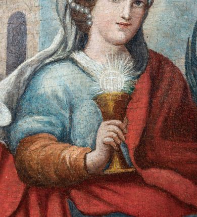 Zdjęcie nr 3: Obraz w kształcie stojącego owalu, ujęty drewnianą, złoconą ramą utworzoną z płomienistego akantu. W centrum kompozycji  św. Barbara przedstawiona frontalnie, w pozycji siedzącej z głową zwróconą w trzech czwartych w prawo. Święta ukazana jako młoda kobieta o okrągłej twarzy i długich, ciemnych włosach zaczesanych do tyłu. Karnacja postaci jasna, z delikatnie zaróżowionymi policzkami. Duże, ciemne oczy o kształcie migdałów podkreślają łukowato wygięte brwi. Nos prosty, mały. Usta niewielkie, rozchylone w delikatnym uśmiechu. W prawym uchu postaci niewielki kolczyk. Na głowie upięty biały welon dekorowany sznurami pereł; wokół niej świetlisty nimb. Święta Barbara ubrana jest w żółtą szatę spodnią, na której znajduje się błękitna suknia oraz luźno przerzucony przez lewe ramię obszerny czerwony płaszcz. W prawej dłoni postać trzyma złoty kielich z hostią, na której widnieje monogram IHS oraz krzyż. Hostię otacza gloria promienista. W lewej dłoni święta trzyma miecz skierowany ostrzem ku dołowi oraz palmę męczeństwa. Na drugim planie widoczne dwie wieże. Z lewej nieco wyższa z dwoma półkoliście zamkniętymi oknami oraz balkonem; z prawej niższa, również z dwoma oknami, zwieńczona krenelażem. W tle błękitne niebo z zaznaczonymi jasnoszarymi obłokami.

