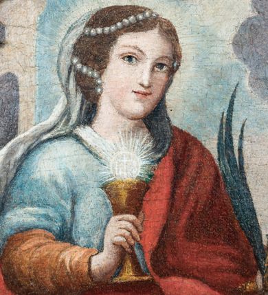 Zdjęcie nr 1: Obraz w kształcie stojącego owalu, ujęty drewnianą, złoconą ramą utworzoną z płomienistego akantu. W centrum kompozycji  św. Barbara przedstawiona frontalnie, w pozycji siedzącej z głową zwróconą w trzech czwartych w prawo. Święta ukazana jako młoda kobieta o okrągłej twarzy i długich, ciemnych włosach zaczesanych do tyłu. Karnacja postaci jasna, z delikatnie zaróżowionymi policzkami. Duże, ciemne oczy o kształcie migdałów podkreślają łukowato wygięte brwi. Nos prosty, mały. Usta niewielkie, rozchylone w delikatnym uśmiechu. W prawym uchu postaci niewielki kolczyk. Na głowie upięty biały welon dekorowany sznurami pereł; wokół niej świetlisty nimb. Święta Barbara ubrana jest w żółtą szatę spodnią, na której znajduje się błękitna suknia oraz luźno przerzucony przez lewe ramię obszerny czerwony płaszcz. W prawej dłoni postać trzyma złoty kielich z hostią, na której widnieje monogram IHS oraz krzyż. Hostię otacza gloria promienista. W lewej dłoni święta trzyma miecz skierowany ostrzem ku dołowi oraz palmę męczeństwa. Na drugim planie widoczne dwie wieże. Z lewej nieco wyższa z dwoma półkoliście zamkniętymi oknami oraz balkonem; z prawej niższa, również z dwoma oknami, zwieńczona krenelażem. W tle błękitne niebo z zaznaczonymi jasnoszarymi obłokami.

