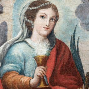 Zdjęcie nr 1: Obraz w kształcie stojącego owalu, ujęty drewnianą, złoconą ramą utworzoną z płomienistego akantu. W centrum kompozycji  św. Barbara przedstawiona frontalnie, w pozycji siedzącej z głową zwróconą w trzech czwartych w prawo. Święta ukazana jako młoda kobieta o okrągłej twarzy i długich, ciemnych włosach zaczesanych do tyłu. Karnacja postaci jasna, z delikatnie zaróżowionymi policzkami. Duże, ciemne oczy o kształcie migdałów podkreślają łukowato wygięte brwi. Nos prosty, mały. Usta niewielkie, rozchylone w delikatnym uśmiechu. W prawym uchu postaci niewielki kolczyk. Na głowie upięty biały welon dekorowany sznurami pereł; wokół niej świetlisty nimb. Święta Barbara ubrana jest w żółtą szatę spodnią, na której znajduje się błękitna suknia oraz luźno przerzucony przez lewe ramię obszerny czerwony płaszcz. W prawej dłoni postać trzyma złoty kielich z hostią, na której widnieje monogram IHS oraz krzyż. Hostię otacza gloria promienista. W lewej dłoni święta trzyma miecz skierowany ostrzem ku dołowi oraz palmę męczeństwa. Na drugim planie widoczne dwie wieże. Z lewej nieco wyższa z dwoma półkoliście zamkniętymi oknami oraz balkonem; z prawej niższa, również z dwoma oknami, zwieńczona krenelażem. W tle błękitne niebo z zaznaczonymi jasnoszarymi obłokami.

