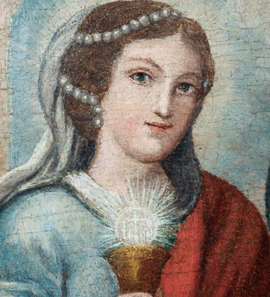 Zdjęcie nr 4: Obraz w kształcie stojącego owalu, ujęty drewnianą, złoconą ramą utworzoną z płomienistego akantu. W centrum kompozycji  św. Barbara przedstawiona frontalnie, w pozycji siedzącej z głową zwróconą w trzech czwartych w prawo. Święta ukazana jako młoda kobieta o okrągłej twarzy i długich, ciemnych włosach zaczesanych do tyłu. Karnacja postaci jasna, z delikatnie zaróżowionymi policzkami. Duże, ciemne oczy o kształcie migdałów podkreślają łukowato wygięte brwi. Nos prosty, mały. Usta niewielkie, rozchylone w delikatnym uśmiechu. W prawym uchu postaci niewielki kolczyk. Na głowie upięty biały welon dekorowany sznurami pereł; wokół niej świetlisty nimb. Święta Barbara ubrana jest w żółtą szatę spodnią, na której znajduje się błękitna suknia oraz luźno przerzucony przez lewe ramię obszerny czerwony płaszcz. W prawej dłoni postać trzyma złoty kielich z hostią, na której widnieje monogram IHS oraz krzyż. Hostię otacza gloria promienista. W lewej dłoni święta trzyma miecz skierowany ostrzem ku dołowi oraz palmę męczeństwa. Na drugim planie widoczne dwie wieże. Z lewej nieco wyższa z dwoma półkoliście zamkniętymi oknami oraz balkonem; z prawej niższa, również z dwoma oknami, zwieńczona krenelażem. W tle błękitne niebo z zaznaczonymi jasnoszarymi obłokami.

