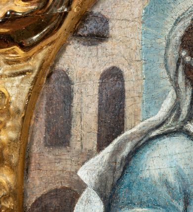 Zdjęcie nr 8: Obraz w kształcie stojącego owalu, ujęty drewnianą, złoconą ramą utworzoną z płomienistego akantu. W centrum kompozycji  św. Barbara przedstawiona frontalnie, w pozycji siedzącej z głową zwróconą w trzech czwartych w prawo. Święta ukazana jako młoda kobieta o okrągłej twarzy i długich, ciemnych włosach zaczesanych do tyłu. Karnacja postaci jasna, z delikatnie zaróżowionymi policzkami. Duże, ciemne oczy o kształcie migdałów podkreślają łukowato wygięte brwi. Nos prosty, mały. Usta niewielkie, rozchylone w delikatnym uśmiechu. W prawym uchu postaci niewielki kolczyk. Na głowie upięty biały welon dekorowany sznurami pereł; wokół niej świetlisty nimb. Święta Barbara ubrana jest w żółtą szatę spodnią, na której znajduje się błękitna suknia oraz luźno przerzucony przez lewe ramię obszerny czerwony płaszcz. W prawej dłoni postać trzyma złoty kielich z hostią, na której widnieje monogram IHS oraz krzyż. Hostię otacza gloria promienista. W lewej dłoni święta trzyma miecz skierowany ostrzem ku dołowi oraz palmę męczeństwa. Na drugim planie widoczne dwie wieże. Z lewej nieco wyższa z dwoma półkoliście zamkniętymi oknami oraz balkonem; z prawej niższa, również z dwoma oknami, zwieńczona krenelażem. W tle błękitne niebo z zaznaczonymi jasnoszarymi obłokami.

