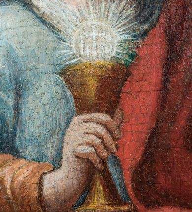 Zdjęcie nr 6: Obraz w kształcie stojącego owalu, ujęty drewnianą, złoconą ramą utworzoną z płomienistego akantu. W centrum kompozycji  św. Barbara przedstawiona frontalnie, w pozycji siedzącej z głową zwróconą w trzech czwartych w prawo. Święta ukazana jako młoda kobieta o okrągłej twarzy i długich, ciemnych włosach zaczesanych do tyłu. Karnacja postaci jasna, z delikatnie zaróżowionymi policzkami. Duże, ciemne oczy o kształcie migdałów podkreślają łukowato wygięte brwi. Nos prosty, mały. Usta niewielkie, rozchylone w delikatnym uśmiechu. W prawym uchu postaci niewielki kolczyk. Na głowie upięty biały welon dekorowany sznurami pereł; wokół niej świetlisty nimb. Święta Barbara ubrana jest w żółtą szatę spodnią, na której znajduje się błękitna suknia oraz luźno przerzucony przez lewe ramię obszerny czerwony płaszcz. W prawej dłoni postać trzyma złoty kielich z hostią, na której widnieje monogram IHS oraz krzyż. Hostię otacza gloria promienista. W lewej dłoni święta trzyma miecz skierowany ostrzem ku dołowi oraz palmę męczeństwa. Na drugim planie widoczne dwie wieże. Z lewej nieco wyższa z dwoma półkoliście zamkniętymi oknami oraz balkonem; z prawej niższa, również z dwoma oknami, zwieńczona krenelażem. W tle błękitne niebo z zaznaczonymi jasnoszarymi obłokami.

