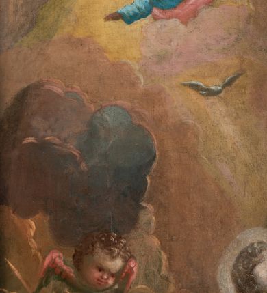 Zdjęcie nr 4: Obraz w kształcie stojącego prostokąta w drewnianej, profilowanej i złoconej ramie. W centrum kompozycji, na tle żółto-brązowych obłoków został ukazany św. Józef trzymający na ręku Dzieciątko Jezus. Święty przedstawiony w pozycji klęczącej, w ujęciu w trzech czwartych z ciałem zwróconym w lewo. Głowa postaci lekko pochylona do przodu, wzrok uniesiony ku górze w kierunku ukazujących się w lewym, górnym rogu kompozycji Boga Ojca oraz gołębicy Ducha Świętego. Józef przedstawiony jako siwowłosy mężczyzna z krótkimi, kręconymi włosami oraz taką samą brodą. Karnacja postaci jasna, policzki lekko zarumienione. Święty jest ubrany w niebieską tunikę z długimi rękawami oraz obszerny czerwony płaszcz swobodnie otulający postać. Na rękach podtrzymuje nagie Dzieciątko Jezus leżące na białej chuście lamowanej koronką. Jezus wyciąga rączki w stronę twarzy św. Józefa. Głowa Dzieciątka otoczona nimbem. Obie postaci otoczone obłokami, w których ukazują się uskrzydlone główki anielskie oraz putta. Kolorystyka obrazu ciemna, ciepła z dominacją brązów, barwy żółtej oraz czerwonej.

