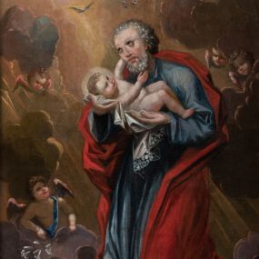 Zdjęcie nr 1: Obraz w kształcie stojącego prostokąta w drewnianej, profilowanej i złoconej ramie. W centrum kompozycji, na tle żółto-brązowych obłoków został ukazany św. Józef trzymający na ręku Dzieciątko Jezus. Święty przedstawiony w pozycji klęczącej, w ujęciu w trzech czwartych z ciałem zwróconym w lewo. Głowa postaci lekko pochylona do przodu, wzrok uniesiony ku górze w kierunku ukazujących się w lewym, górnym rogu kompozycji Boga Ojca oraz gołębicy Ducha Świętego. Józef przedstawiony jako siwowłosy mężczyzna z krótkimi, kręconymi włosami oraz taką samą brodą. Karnacja postaci jasna, policzki lekko zarumienione. Święty jest ubrany w niebieską tunikę z długimi rękawami oraz obszerny czerwony płaszcz swobodnie otulający postać. Na rękach podtrzymuje nagie Dzieciątko Jezus leżące na białej chuście lamowanej koronką. Jezus wyciąga rączki w stronę twarzy św. Józefa. Głowa Dzieciątka otoczona nimbem. Obie postaci otoczone obłokami, w których ukazują się uskrzydlone główki anielskie oraz putta. Kolorystyka obrazu ciemna, ciepła z dominacją brązów, barwy żółtej oraz czerwonej.

