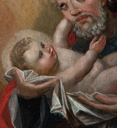 Zdjęcie nr 8: Obraz w kształcie stojącego prostokąta w drewnianej, profilowanej i złoconej ramie. W centrum kompozycji, na tle żółto-brązowych obłoków został ukazany św. Józef trzymający na ręku Dzieciątko Jezus. Święty przedstawiony w pozycji klęczącej, w ujęciu w trzech czwartych z ciałem zwróconym w lewo. Głowa postaci lekko pochylona do przodu, wzrok uniesiony ku górze w kierunku ukazujących się w lewym, górnym rogu kompozycji Boga Ojca oraz gołębicy Ducha Świętego. Józef przedstawiony jako siwowłosy mężczyzna z krótkimi, kręconymi włosami oraz taką samą brodą. Karnacja postaci jasna, policzki lekko zarumienione. Święty jest ubrany w niebieską tunikę z długimi rękawami oraz obszerny czerwony płaszcz swobodnie otulający postać. Na rękach podtrzymuje nagie Dzieciątko Jezus leżące na białej chuście lamowanej koronką. Jezus wyciąga rączki w stronę twarzy św. Józefa. Głowa Dzieciątka otoczona nimbem. Obie postaci otoczone obłokami, w których ukazują się uskrzydlone główki anielskie oraz putta. Kolorystyka obrazu ciemna, ciepła z dominacją brązów, barwy żółtej oraz czerwonej.

