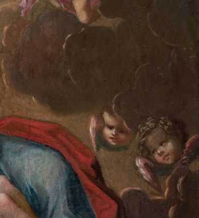 Zdjęcie nr 3: Obraz w kształcie stojącego prostokąta w drewnianej, profilowanej i złoconej ramie. W centrum kompozycji, na tle żółto-brązowych obłoków został ukazany św. Józef trzymający na ręku Dzieciątko Jezus. Święty przedstawiony w pozycji klęczącej, w ujęciu w trzech czwartych z ciałem zwróconym w lewo. Głowa postaci lekko pochylona do przodu, wzrok uniesiony ku górze w kierunku ukazujących się w lewym, górnym rogu kompozycji Boga Ojca oraz gołębicy Ducha Świętego. Józef przedstawiony jako siwowłosy mężczyzna z krótkimi, kręconymi włosami oraz taką samą brodą. Karnacja postaci jasna, policzki lekko zarumienione. Święty jest ubrany w niebieską tunikę z długimi rękawami oraz obszerny czerwony płaszcz swobodnie otulający postać. Na rękach podtrzymuje nagie Dzieciątko Jezus leżące na białej chuście lamowanej koronką. Jezus wyciąga rączki w stronę twarzy św. Józefa. Głowa Dzieciątka otoczona nimbem. Obie postaci otoczone obłokami, w których ukazują się uskrzydlone główki anielskie oraz putta. Kolorystyka obrazu ciemna, ciepła z dominacją brązów, barwy żółtej oraz czerwonej.

