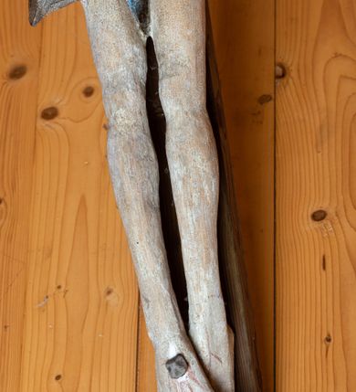 Zdjęcie nr 9: Chrystus ukazany w typie Cristo morte. Ciało przybite do prostego, drewnianego krzyża trzema gwoździami. Chrystus z szeroko rozpostartymi ramionami tworzącymi niemal linię prostą. Głowa przechylona nieznacznie w kierunku prawego barku. Ukazana w cierniowej koronie, spod której sączą się strużki krwi – nieproporcjonalnie duża w stosunku do wychudzonego ciała postaci. Twarz prostokątna z dużymi, zamkniętymi oczami, wydatnym nosem oraz ciemnym zarostem. Włosy długie, spływające na ramiona i plecy postaci w dwóch spiralnie skręconych puklach. Ciało Chrystusa szczupłe o wysmukłych proporcjach, bez wyraźnie zaznaczonej muskulatury. Dłonie, przebite gwoździami zamykają się lekko na wydatnych główkach gwoździ. Po przedramionach spływają cienkie stróżki krwi. Stopy duże, przebite jednym gwoździem. Na prawym boku postaci widoczna krwawiąca rana. Perizonium krótkie, srebrzone, o ostro łamiącej się draperii. Nad głową Chrystusa titulus ze złoconym napisem „INRI” wykonanym gotycką minuskułą.