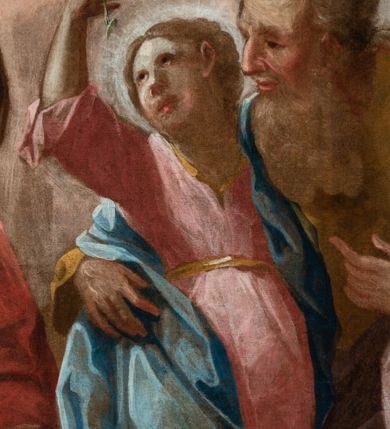 Zdjęcie nr 3: Obraz w kształcie pionowego prostokąta. Przedstawia tzw. Rodzinę Marii, tj. Marię w towarzystwie św. Anny oraz św. Joachima. Centrum przedstawienia stanowi postać młodzieńczej Marii stojącej na kamiennym podwyższeniu. Maria ukazana frontalnie, z ciałem lekko wygiętym w lewo, w stronę obejmującego ją ramieniem św. Joachima. W prawej, uniesionej w górę ręce, trzyma kwiat białej lilii. Twarz postaci okrągła z niewielkimi, głęboko osadzonymi oczami, pełnymi ustami oraz wydatnymi uszami. Włosy długie, zaczesane do tyłu; wokół głowy postaci świetlisty nimb. Maria ubrana jest w jasnoróżową suknię przewiązaną w pasie oraz luźno udrapowany błękitny płaszcz. Prawą stopą Maria depcze głowę węża. Po prawej stronie obrazu ukazany św. Joachim. Jest on zwrócony w trzech czwartych w lewo, w kierunku Marii, którą obejmuje w pasie prawym ramieniem. Głowa świętego ukazana z profilu, pochylona w kierunku Marii. Twarz postaci pociągła, nos wydatny, orli. Czoło wysokie z widoczną łysiną. Włosy i długa broda siwe. Święty ubrany jest w długą, żółtą suknię oraz obficie fałdowany, brązowy płaszcz. Z lewej strony obrazu św. Anna przedstawiona w pozycji klęczącej, w trzech czwartych zwrócona w prawo. Anna została ukazana jako dojrzała kobieta o kwadratowej twarzy, z ostro zarysowanym podbródkiem. Głowę postaci okrywa chusta w kolorze beżowym. Św. Anna ubrana jest w niebieską suknię oraz czerwony płaszcz, przewieszony okazałą fałdą przez lewe przedramię. U jej stóp, po lewej stronie obrazu ukazano zamkniętą księgę. W lewym górnym rogu kompozycji przedstawiona gołębica Ducha Świętego. Nieco z prawej ponad głowami Marii oraz Joachima ukazane dwie uskrzydlone główki anielskie na tle obłoków. Na pierwszym planie, w dolnej części kompozycji przedstawiony bukiet różnokolorowych kwiatów. Obraz ujęty drewnianą, złoconą ramą. 