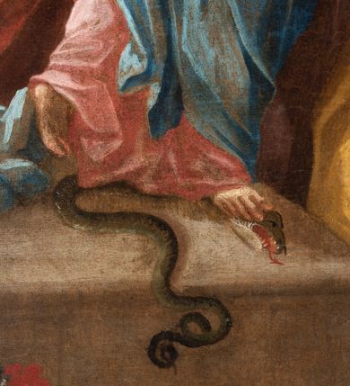 Zdjęcie nr 5: Obraz w kształcie pionowego prostokąta. Przedstawia tzw. Rodzinę Marii, tj. Marię w towarzystwie św. Anny oraz św. Joachima. Centrum przedstawienia stanowi postać młodzieńczej Marii stojącej na kamiennym podwyższeniu. Maria ukazana frontalnie, z ciałem lekko wygiętym w lewo, w stronę obejmującego ją ramieniem św. Joachima. W prawej, uniesionej w górę ręce, trzyma kwiat białej lilii. Twarz postaci okrągła z niewielkimi, głęboko osadzonymi oczami, pełnymi ustami oraz wydatnymi uszami. Włosy długie, zaczesane do tyłu; wokół głowy postaci świetlisty nimb. Maria ubrana jest w jasnoróżową suknię przewiązaną w pasie oraz luźno udrapowany błękitny płaszcz. Prawą stopą Maria depcze głowę węża. Po prawej stronie obrazu ukazany św. Joachim. Jest on zwrócony w trzech czwartych w lewo, w kierunku Marii, którą obejmuje w pasie prawym ramieniem. Głowa świętego ukazana z profilu, pochylona w kierunku Marii. Twarz postaci pociągła, nos wydatny, orli. Czoło wysokie z widoczną łysiną. Włosy i długa broda siwe. Święty ubrany jest w długą, żółtą suknię oraz obficie fałdowany, brązowy płaszcz. Z lewej strony obrazu św. Anna przedstawiona w pozycji klęczącej, w trzech czwartych zwrócona w prawo. Anna została ukazana jako dojrzała kobieta o kwadratowej twarzy, z ostro zarysowanym podbródkiem. Głowę postaci okrywa chusta w kolorze beżowym. Św. Anna ubrana jest w niebieską suknię oraz czerwony płaszcz, przewieszony okazałą fałdą przez lewe przedramię. U jej stóp, po lewej stronie obrazu ukazano zamkniętą księgę. W lewym górnym rogu kompozycji przedstawiona gołębica Ducha Świętego. Nieco z prawej ponad głowami Marii oraz Joachima ukazane dwie uskrzydlone główki anielskie na tle obłoków. Na pierwszym planie, w dolnej części kompozycji przedstawiony bukiet różnokolorowych kwiatów. Obraz ujęty drewnianą, złoconą ramą. 