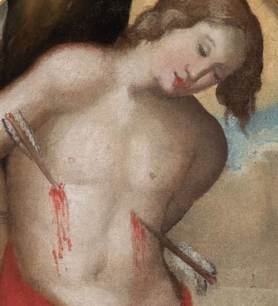 Zdjęcie nr 1: Obraz w kształcie pionowego owalu przedstawia św. Sebastiana w chwili męczeństwa. Postać świętego ukazana od połowy ud, w ujęciu trzy czwarte, zwrócona w prawo. Święty przedstawiony na tle pnia drzewa, ręce skrępowane z tyłu, tors nagi, przebity dwiema strzałami, głowa pochylona do dołu. Twarz postaci młodzieńcza, o delikatnych rysach, pozbawiona zarostu. Włosy świętego jasnobrązowe, lekko falowane, miękko okalające twarz. Oczy zamknięte. Głowa otoczona nimbem. Wokół bioder postaci luźno udrapowana czerwona tkanina odsłaniająca uda. Prawe udo przebite strzałą. Na dalszym planie przedstawione obłoki na tle błękitnego nieba. Kolorystyka obrazu ciepła, stonowana. Dzieło ujmuje złocona rama zdobiona motywem kampanul oraz akantowych wolut.
