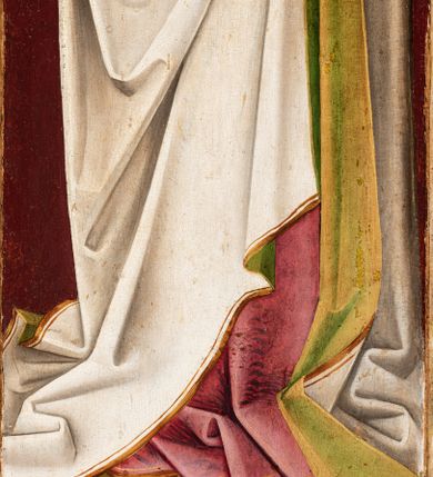 Zdjęcie nr 3: Obraz w kształcie wydłużonego, stojącego prostokąta, ujętego w prostą, drewnianą ramę malowaną na czerwono. W centrum kompozycji przedstawiona Maria ukazana całopostaciowo, frontalnie z głową w ujęciu trzy czwarte skierowaną w lewo i pochyloną nieznacznie do dołu w kierunku trzymanej przez nią otwartej księgi. Postać przedstawiona jako młoda, jasnowłosa kobieta o owalnej twarzy, z okrągłym podbródkiem, niewielkimi, pełnymi ustami oraz prostym nosem. Cera jasna, policzki lekko zaróżowione. Długie, falowane włosy zaczesane do tyłu opadają na ramiona i plecy postaci. Głowę Marii otacza złocony nimb. Postać ubrana jest w jasnoróżową, długą suknię spiętą w talii wąskim, czarnym paskiem. Wycięty w szpic dekolt szaty wykończony jest złoconą lamówką. W podobny sposób ozdobiony jest dolny brzeg sukni i rękawy wokół nadgarstków. Na ramionach Marii przedstawiono obszerny biały płaszcz z jasnozielonym podbiciem. Brzeg okrycia, podobnie jak suknia, wykończony jest podwójną, złotą bordiurą. Płaszcz z prawej strony swobodnie opada w dół, z lewej, podtrzymywany przez Marię na wysokości bioder, tworzy duże, trójkątne fałdy. Draperia szat w dolnej części kompozycji, w zetknięciu z podłogą marszczy się obficie, tworząc geometryczne załamania. Tło jednolite, ciemnoczerwone. W dolnej części kompozycji przedstawiona ujęta w skrócie perspektywicznym posadzka ułożona z jasnozielonych, kwadratowych płytek. 
