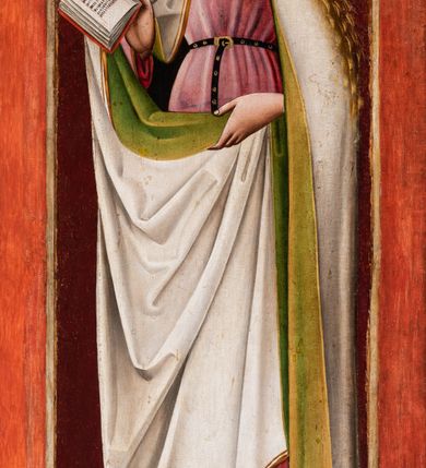 Zdjęcie nr 2: Obraz w kształcie wydłużonego, stojącego prostokąta, ujętego w prostą, drewnianą ramę malowaną na czerwono. W centrum kompozycji przedstawiona Maria ukazana całopostaciowo, frontalnie z głową w ujęciu trzy czwarte skierowaną w lewo i pochyloną nieznacznie do dołu w kierunku trzymanej przez nią otwartej księgi. Postać przedstawiona jako młoda, jasnowłosa kobieta o owalnej twarzy, z okrągłym podbródkiem, niewielkimi, pełnymi ustami oraz prostym nosem. Cera jasna, policzki lekko zaróżowione. Długie, falowane włosy zaczesane do tyłu opadają na ramiona i plecy postaci. Głowę Marii otacza złocony nimb. Postać ubrana jest w jasnoróżową, długą suknię spiętą w talii wąskim, czarnym paskiem. Wycięty w szpic dekolt szaty wykończony jest złoconą lamówką. W podobny sposób ozdobiony jest dolny brzeg sukni i rękawy wokół nadgarstków. Na ramionach Marii przedstawiono obszerny biały płaszcz z jasnozielonym podbiciem. Brzeg okrycia, podobnie jak suknia, wykończony jest podwójną, złotą bordiurą. Płaszcz z prawej strony swobodnie opada w dół, z lewej, podtrzymywany przez Marię na wysokości bioder, tworzy duże, trójkątne fałdy. Draperia szat w dolnej części kompozycji, w zetknięciu z podłogą marszczy się obficie, tworząc geometryczne załamania. Tło jednolite, ciemnoczerwone. W dolnej części kompozycji przedstawiona ujęta w skrócie perspektywicznym posadzka ułożona z jasnozielonych, kwadratowych płytek. 
