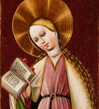 Zdjęcie nr 1: Obraz w kształcie wydłużonego, stojącego prostokąta, ujętego w prostą, drewnianą ramę malowaną na czerwono. W centrum kompozycji przedstawiona Maria ukazana całopostaciowo, frontalnie z głową w ujęciu trzy czwarte skierowaną w lewo i pochyloną nieznacznie do dołu w kierunku trzymanej przez nią otwartej księgi. Postać przedstawiona jako młoda, jasnowłosa kobieta o owalnej twarzy, z okrągłym podbródkiem, niewielkimi, pełnymi ustami oraz prostym nosem. Cera jasna, policzki lekko zaróżowione. Długie, falowane włosy zaczesane do tyłu opadają na ramiona i plecy postaci. Głowę Marii otacza złocony nimb. Postać ubrana jest w jasnoróżową, długą suknię spiętą w talii wąskim, czarnym paskiem. Wycięty w szpic dekolt szaty wykończony jest złoconą lamówką. W podobny sposób ozdobiony jest dolny brzeg sukni i rękawy wokół nadgarstków. Na ramionach Marii przedstawiono obszerny biały płaszcz z jasnozielonym podbiciem. Brzeg okrycia, podobnie jak suknia, wykończony jest podwójną, złotą bordiurą. Płaszcz z prawej strony swobodnie opada w dół, z lewej, podtrzymywany przez Marię na wysokości bioder, tworzy duże, trójkątne fałdy. Draperia szat w dolnej części kompozycji, w zetknięciu z podłogą marszczy się obficie, tworząc geometryczne załamania. Tło jednolite, ciemnoczerwone. W dolnej części kompozycji przedstawiona ujęta w skrócie perspektywicznym posadzka ułożona z jasnozielonych, kwadratowych płytek. 
