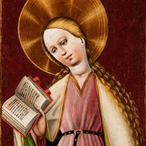 Zdjęcie nr 1: Obraz w kształcie wydłużonego, stojącego prostokąta, ujętego w prostą, drewnianą ramę malowaną na czerwono. W centrum kompozycji przedstawiona Maria ukazana całopostaciowo, frontalnie z głową w ujęciu trzy czwarte skierowaną w lewo i pochyloną nieznacznie do dołu w kierunku trzymanej przez nią otwartej księgi. Postać przedstawiona jako młoda, jasnowłosa kobieta o owalnej twarzy, z okrągłym podbródkiem, niewielkimi, pełnymi ustami oraz prostym nosem. Cera jasna, policzki lekko zaróżowione. Długie, falowane włosy zaczesane do tyłu opadają na ramiona i plecy postaci. Głowę Marii otacza złocony nimb. Postać ubrana jest w jasnoróżową, długą suknię spiętą w talii wąskim, czarnym paskiem. Wycięty w szpic dekolt szaty wykończony jest złoconą lamówką. W podobny sposób ozdobiony jest dolny brzeg sukni i rękawy wokół nadgarstków. Na ramionach Marii przedstawiono obszerny biały płaszcz z jasnozielonym podbiciem. Brzeg okrycia, podobnie jak suknia, wykończony jest podwójną, złotą bordiurą. Płaszcz z prawej strony swobodnie opada w dół, z lewej, podtrzymywany przez Marię na wysokości bioder, tworzy duże, trójkątne fałdy. Draperia szat w dolnej części kompozycji, w zetknięciu z podłogą marszczy się obficie, tworząc geometryczne załamania. Tło jednolite, ciemnoczerwone. W dolnej części kompozycji przedstawiona ujęta w skrócie perspektywicznym posadzka ułożona z jasnozielonych, kwadratowych płytek. 
