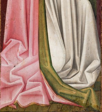 Zdjęcie nr 4: Obraz w kształcie wydłużonego, stojącego prostokąta, ujętego w prostą, drewnianą ramę malowaną na czerwono. W centrum kompozycji przedstawiona Maria ukazana całopostaciowo, frontalnie z głową w ujęciu trzy czwarte skierowaną w lewo i pochyloną nieznacznie do dołu w kierunku trzymanej przez nią otwartej księgi. Postać przedstawiona jako młoda, jasnowłosa kobieta o owalnej twarzy, z okrągłym podbródkiem, niewielkimi, pełnymi ustami oraz prostym nosem. Cera jasna, policzki lekko zaróżowione. Długie, falowane włosy zaczesane do tyłu opadają na ramiona i plecy postaci. Głowę Marii otacza złocony nimb. Postać ubrana jest w jasnoróżową, długą suknię spiętą w talii wąskim, czarnym paskiem. Wycięty w szpic dekolt szaty wykończony jest złoconą lamówką. W podobny sposób ozdobiony jest dolny brzeg sukni i rękawy wokół nadgarstków. Na ramionach Marii przedstawiono obszerny biały płaszcz z jasnozielonym podbiciem. Brzeg okrycia, podobnie jak suknia, wykończony jest podwójną, złotą bordiurą. Płaszcz z prawej strony swobodnie opada w dół, z lewej, podtrzymywany przez Marię na wysokości bioder, tworzy duże, trójkątne fałdy. Draperia szat w dolnej części kompozycji, w zetknięciu z podłogą marszczy się obficie, tworząc geometryczne załamania. Tło jednolite, ciemnoczerwone. W dolnej części kompozycji przedstawiona ujęta w skrócie perspektywicznym posadzka ułożona z jasnozielonych, kwadratowych płytek. 
