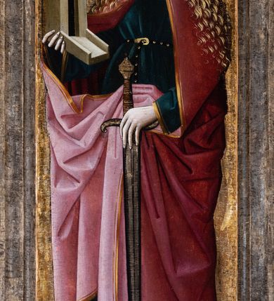 Zdjęcie nr 2: Obraz w kształcie wydłużonego, stojącego prostokąta stojącego, ujętego w profilowaną, srebrzoną, drewnianą ramę. W centrum kompozycji przedstawiona stojąca św. Barbara ukazana całopostaciowo, w ujęciu trzy czwarte zwrócona w lewo, w kierunku centrum dawnego tryptyku. Głowa delikatnie pochylona do dołu. Barbara przedstawiona jako młoda, jasnowłosa kobieta o owalnej, miękko modelowanej twarzy z małym nosem, drobnymi ustami i charakterystycznym wysokim czołem. Długie, falowane włosy spływają obficie na ramiona i plecy postaci w spiralnie skręconych puklach. Święta okryta jest obszernym i obficie fałdowanym, ciemnoróżowym płaszczem spiętym pod szyją ozdobną broszą w kształcie kwiatu, spod którego widoczna jest ciemnogranatowa spięta w talii paskiem suknia oraz lewa stopa obuta w czerwony pantofel ze szpiczastym noskiem. Płaszcz wykończony jest podwójną, złoconą lamówką. Jego poły okrywają ramiona i przedramiona postaci, odsłaniając klatkę piersiową. Następnie, tworząc obfite fałdy są udrapowane na wysokości bioder. Głowa Barbary, w obficie wysadzanej perłami oraz kamieniami szlachetnymi koronie typu otwartego, otoczona jest złoconym nimbem. W prawym ręku święta trzyma wieżę z trzema oknami, zwieńczoną szpiczastym, gotyckim hełmem — symbol jej męczeńskiej śmierci. Lewą rękę wspiera na rękojeści miecza skierowanego ostrzem do dołu. Tło jednolicie złocone, w dolnej części kompozycji przedstawiona roślinność nawiązująca do łąki kwietniej ukazanej na centralnym obrazie Matki Boskiej Niepokalanie Poczętej kwitnące krzewy poziomek i borówek oraz konwalie i orliki.
