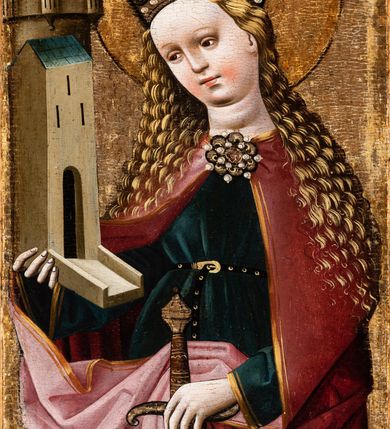 Zdjęcie nr 1: Obraz w kształcie wydłużonego, stojącego prostokąta stojącego, ujętego w profilowaną, srebrzoną, drewnianą ramę. W centrum kompozycji przedstawiona stojąca św. Barbara ukazana całopostaciowo, w ujęciu trzy czwarte zwrócona w lewo, w kierunku centrum dawnego tryptyku. Głowa delikatnie pochylona do dołu. Barbara przedstawiona jako młoda, jasnowłosa kobieta o owalnej, miękko modelowanej twarzy z małym nosem, drobnymi ustami i charakterystycznym wysokim czołem. Długie, falowane włosy spływają obficie na ramiona i plecy postaci w spiralnie skręconych puklach. Święta okryta jest obszernym i obficie fałdowanym, ciemnoróżowym płaszczem spiętym pod szyją ozdobną broszą w kształcie kwiatu, spod którego widoczna jest ciemnogranatowa spięta w talii paskiem suknia oraz lewa stopa obuta w czerwony pantofel ze szpiczastym noskiem. Płaszcz wykończony jest podwójną, złoconą lamówką. Jego poły okrywają ramiona i przedramiona postaci, odsłaniając klatkę piersiową. Następnie, tworząc obfite fałdy są udrapowane na wysokości bioder. Głowa Barbary, w obficie wysadzanej perłami oraz kamieniami szlachetnymi koronie typu otwartego, otoczona jest złoconym nimbem. W prawym ręku święta trzyma wieżę z trzema oknami, zwieńczoną szpiczastym, gotyckim hełmem — symbol jej męczeńskiej śmierci. Lewą rękę wspiera na rękojeści miecza skierowanego ostrzem do dołu. Tło jednolicie złocone, w dolnej części kompozycji przedstawiona roślinność nawiązująca do łąki kwietniej ukazanej na centralnym obrazie Matki Boskiej Niepokalanie Poczętej kwitnące krzewy poziomek i borówek oraz konwalie i orliki.
