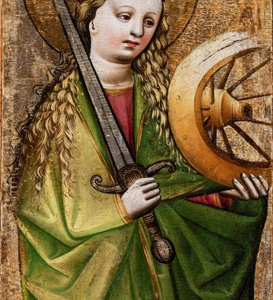 Zdjęcie nr 2: Obraz w kształcie wydłużonego stojącego prostokąta, ujętego w profilowaną, srebrzoną, drewnianą ramę. W centrum kompozycji przedstawiona stojąca św. Katarzyna Aleksandryjska ukazana całopostaciowo, w ujęciu trzy czwarte zwrócona w prawo, w kierunku centrum dawnego tryptyku. Katarzyna przedstawiona jako młoda, jasnowłosa kobieta o owalnej, miękko modelowanej twarzy z małym nosem, drobnymi ustami i charakterystycznym wysokim czołem. Długie, falowane włosy zaczesane do tyłu spływają na ramiona i plecy postaci w spiralnie skręconych puklach. Święta okryta jest obszernym i obficie fałdowanym, jasnozielonym płaszczem, spod którego widoczna jest karminowo-czerwona suknia oraz prawa stopa obuta w czerwony pantofel ze szpiczastym noskiem. Płaszcz lamowany jest podwójną, złoconą bordiurą. Draperie szat tworzą ostre, geometryczne załamania szczególnie widoczne na wysokości talii oraz przy dolnej krawędzi szaty. Głowa Katarzyny, w obficie wysadzanej perłami oraz kamieniami szlachetnymi koronie typu otwartego, otoczona jest złoconym nimbem. Święta trzyma atrybuty swojej męczeńskiej śmierci: w lewej ręce pęknięte koło tortur, w prawej miecz wzniesiony ostrzem ku górze i oparty na jej prawym ramieniu. Tło jednolicie złocone, w dolnej części kompozycji przedstawiona roślinność nawiązująca do łąki kwietniej ukazanej na centralnym obrazie. 
