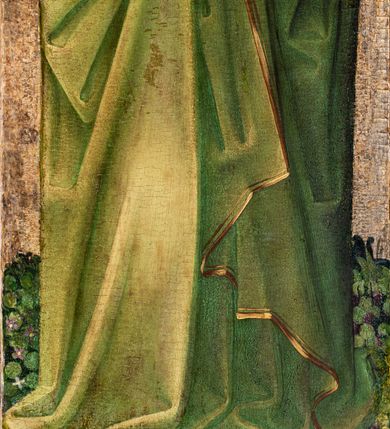 Zdjęcie nr 3: Obraz w kształcie wydłużonego stojącego prostokąta, ujętego w profilowaną, srebrzoną, drewnianą ramę. W centrum kompozycji przedstawiona stojąca św. Katarzyna Aleksandryjska ukazana całopostaciowo, w ujęciu trzy czwarte zwrócona w prawo, w kierunku centrum dawnego tryptyku. Katarzyna przedstawiona jako młoda, jasnowłosa kobieta o owalnej, miękko modelowanej twarzy z małym nosem, drobnymi ustami i charakterystycznym wysokim czołem. Długie, falowane włosy zaczesane do tyłu spływają na ramiona i plecy postaci w spiralnie skręconych puklach. Święta okryta jest obszernym i obficie fałdowanym, jasnozielonym płaszczem, spod którego widoczna jest karminowo-czerwona suknia oraz prawa stopa obuta w czerwony pantofel ze szpiczastym noskiem. Płaszcz lamowany jest podwójną, złoconą bordiurą. Draperie szat tworzą ostre, geometryczne załamania szczególnie widoczne na wysokości talii oraz przy dolnej krawędzi szaty. Głowa Katarzyny, w obficie wysadzanej perłami oraz kamieniami szlachetnymi koronie typu otwartego, otoczona jest złoconym nimbem. Święta trzyma atrybuty swojej męczeńskiej śmierci: w lewej ręce pęknięte koło tortur, w prawej miecz wzniesiony ostrzem ku górze i oparty na jej prawym ramieniu. Tło jednolicie złocone, w dolnej części kompozycji przedstawiona roślinność nawiązująca do łąki kwietniej ukazanej na centralnym obrazie. 
