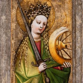 Zdjęcie nr 1: Obraz w kształcie wydłużonego stojącego prostokąta, ujętego w profilowaną, srebrzoną, drewnianą ramę. W centrum kompozycji przedstawiona stojąca św. Katarzyna Aleksandryjska ukazana całopostaciowo, w ujęciu trzy czwarte zwrócona w prawo, w kierunku centrum dawnego tryptyku. Katarzyna przedstawiona jako młoda, jasnowłosa kobieta o owalnej, miękko modelowanej twarzy z małym nosem, drobnymi ustami i charakterystycznym wysokim czołem. Długie, falowane włosy zaczesane do tyłu spływają na ramiona i plecy postaci w spiralnie skręconych puklach. Święta okryta jest obszernym i obficie fałdowanym, jasnozielonym płaszczem, spod którego widoczna jest karminowo-czerwona suknia oraz prawa stopa obuta w czerwony pantofel ze szpiczastym noskiem. Płaszcz lamowany jest podwójną, złoconą bordiurą. Draperie szat tworzą ostre, geometryczne załamania szczególnie widoczne na wysokości talii oraz przy dolnej krawędzi szaty. Głowa Katarzyny, w obficie wysadzanej perłami oraz kamieniami szlachetnymi koronie typu otwartego, otoczona jest złoconym nimbem. Święta trzyma atrybuty swojej męczeńskiej śmierci: w lewej ręce pęknięte koło tortur, w prawej miecz wzniesiony ostrzem ku górze i oparty na jej prawym ramieniu. Tło jednolicie złocone, w dolnej części kompozycji przedstawiona roślinność nawiązująca do łąki kwietniej ukazanej na centralnym obrazie. 
