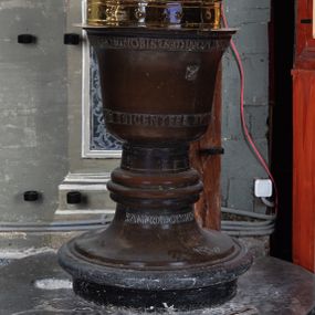 Zdjęcie nr 1: Odlana z brązu chrzcielnica ma kształt przysadzistego kielicha z pokrywą w kształcie królewskiej korony. 
Chrzcielnica ustawiona jest na dwustopniowym, marmurowym postumencie zbudowanym z dwóch koncentrycznych kół. Stopa chrzcielnicy o obrysie okrągłym z profilowanym, schodkowym cokołem i gładkim płaszczem. Trzon masywny, gładki, z nodusem o kształcie kolistym, spłaszczonym, potrójnie, półokrągło profilowanym. Czara chrzcielnicy z płaszczem gładkim, lekko się rozszerzającym oraz nieznacznie wywiniętym, profilowanym brzegiem. W górnej części czary otok z napisem wykonanym majuskułą renesansową, stanowiącym wers Psalmu 115 „NON NOBIS DOMINE NON NOBIS SED NOMINI TVO DA GLORIAM”. W dolnej części czary otok z podobnie wykonanym napisem, stanowiącym wers z Psalmu  117 „LAVDAT DOMINUM OMENS GENTES LAVDATE EVM OMNES POPVLI”. Na płaszczu czary, pomiędzy inskrypcjami, wizerunek Chrystusa Ukrzyżowanego ze stojącymi po bokach krzyża postaciami matki Boskiej i Marii Magdaleny. Po przeciwnej stronie czary herb Kroje. Na trzonie chrzcielnicy, między nodusem a czarą data „1533”. W górnej części tulei, pod nodusem napis  „ANNO DOMINI PRO PAULO”. Na brzegu stopy niezidentyfikowany herb, prawdopodobnie znak odlewni.
