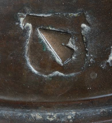 Zdjęcie nr 2: Wykonana z miedzi pokrywa chrzcielnicy  ma kształt korony królewskiej. Obręcz i  kabłąki korony wykonane z płaskownika z profilowanymi brzegami, zdobione  trybowanymi, półokrągłymi guzami. U nasady kabłąków kwiaty o czterech płatkach. Korona zwieńczona jabłkiem z krzyżem maltańskim. Na obręczy korony jest inskrypcja „X(iądz) Benedykt Parszywka Karmelita Bosy z Czerny Ofiarowal R(oku) 1852”. 