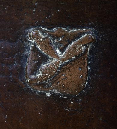 Zdjęcie nr 4: Wykonana z miedzi pokrywa chrzcielnicy  ma kształt korony królewskiej. Obręcz i  kabłąki korony wykonane z płaskownika z profilowanymi brzegami, zdobione  trybowanymi, półokrągłymi guzami. U nasady kabłąków kwiaty o czterech płatkach. Korona zwieńczona jabłkiem z krzyżem maltańskim. Na obręczy korony jest inskrypcja „X(iądz) Benedykt Parszywka Karmelita Bosy z Czerny Ofiarowal R(oku) 1852”. 