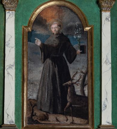 Zdjęcie nr 4: Ambona przyścienna o formach architektonicznych; dostępna jednobiegowymi schodkami od strony prezbiterium. Kosz na rzucie wieloboku, ustawiony na znajdującym się poniżej konfesjonale, ujęty pilastrami o kompozytowych, złoconych kapitelach. Pilastry stojące na wysuniętych przed lico ambony profilowanych postumentach dźwigają wydatny, profilowany i wyłamujący się na osi podpór gzyms. Prostokątne pola kosza są wypełnione złoconym i srebrzonym „suchym” akantem. Fryz i architraw dekorowane złoconym ornamentem kwiatowym. Balustrada schodków pełna o podziałach identycznych jak korpus ambony. Zaplecek ujęty parą pilastrów o kompozytowych, złoconych kapitelach dźwigających pełne, wyłamane na osi podpór belkowanie zwieńczone profilowanym gzymsem. W polu obraz przedstawiający św. Franciszka z Asyżu na tle pejzażu w kształcie stojącego prostokąta zamkniętego łukiem nadwieszonym. Święty został ukazany całopostaciowo, frontalnie w brązowym habicie przepasanym sznurem. W lewej dłoni trzyma zamkniętą księgę oraz lilię, prawą wykonuje gest oratorski. U jego lewego boku przedstawiony jeleń. Całość zaplecka ujęta ażurowymi uszami utworzonymi ze złoconego i srebrzonego „suchego” akantu. Baldachim na rzucie połowy ośmioramiennej gwiazdy, zwieńczony złoconą szyszką ustawioną na ażurowej konsoli utworzonej z akantowych wolut; w podniebiu płaskorzeźbiona gołębica Ducha Świętego na tle glorii promienistej. Struktura malowana na kolor jasnozielony z jasnobrązowymi elementami. Partie ornamentów złocone i srebrzone; trzony pilastrów marmoryzowane w odcieniach pastelowej zieleni. Konfesjonał na rzucie prostokąta. Przedpiersie ujęte parą pilastrów o gładkich, ciemnozielonych trzonach i złoconych, kompozytowych kapitelach. W polu prostokątna, „uszata” płycina malowana na ciemnozielono. Zaplecek gładki z prostokątną płyciną zamkniętą łukiem nadwieszonym mieszczącym złoconą muszlę palmetową. Boki o linii wklęsło-wypukłej zamknięte od góry akantowymi wolutami. Struktura malowana na kolor jasnobrązowy.
